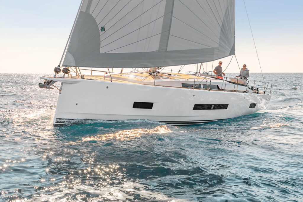 Gedetailleerde foto van een zeilende Hanse 460.