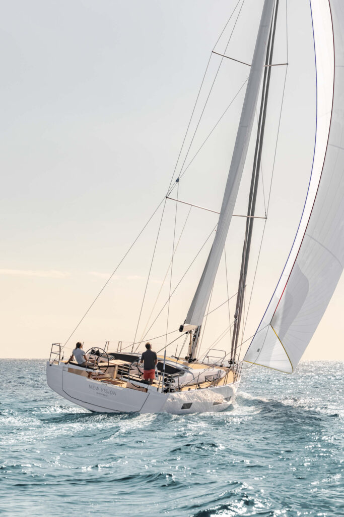 Gedetailleerde foto van het achteraanzicht van een zeilende Hanse 460.