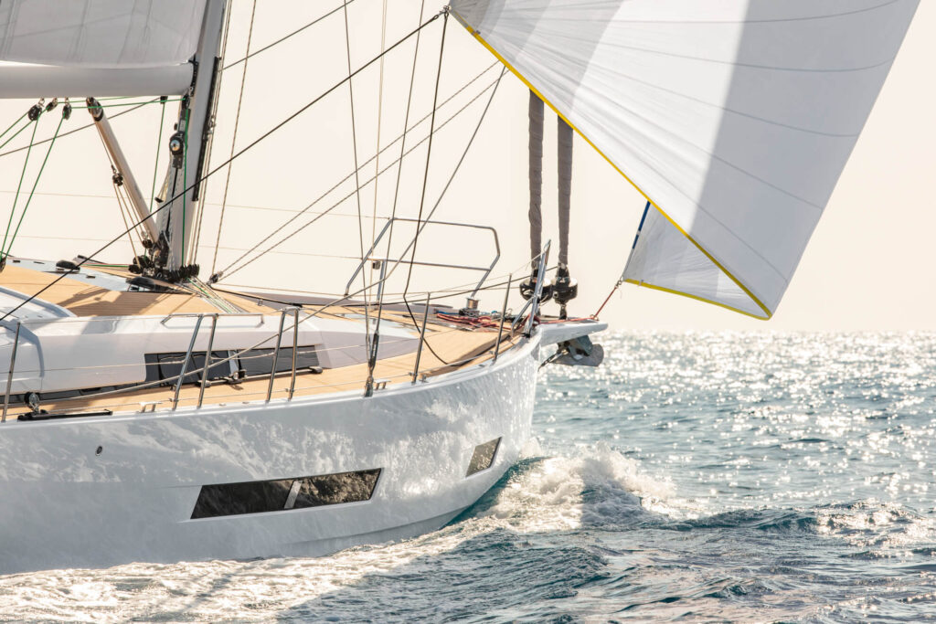 Gedetailleerde foto van een zeilende Hanse 460 met de focus op de zelfkeren de fok en de te voeren genua.