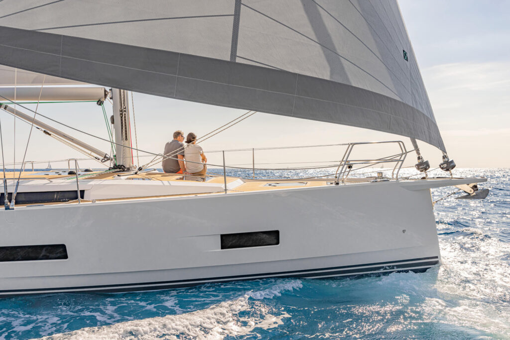 Gedetailleerde foto van de Hanse 460 met de focus op de individueel te kiezen romp- en waterlijnkleuren.