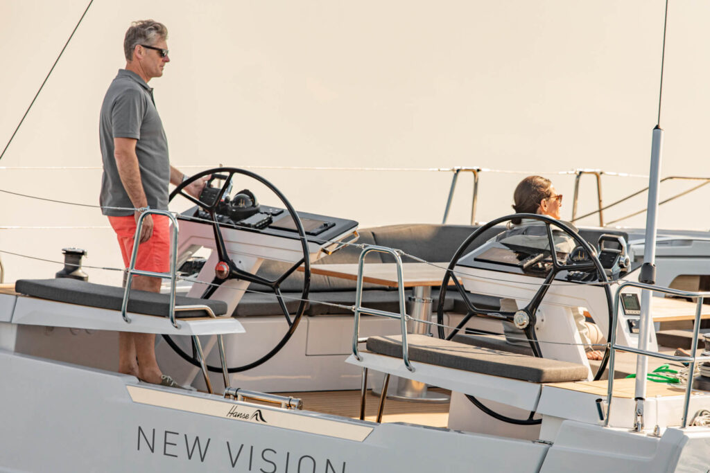 Gedetailleerde foto van de gemakkelijke besturing van de Hanse 460 met de focus op de zelfkerende fok.