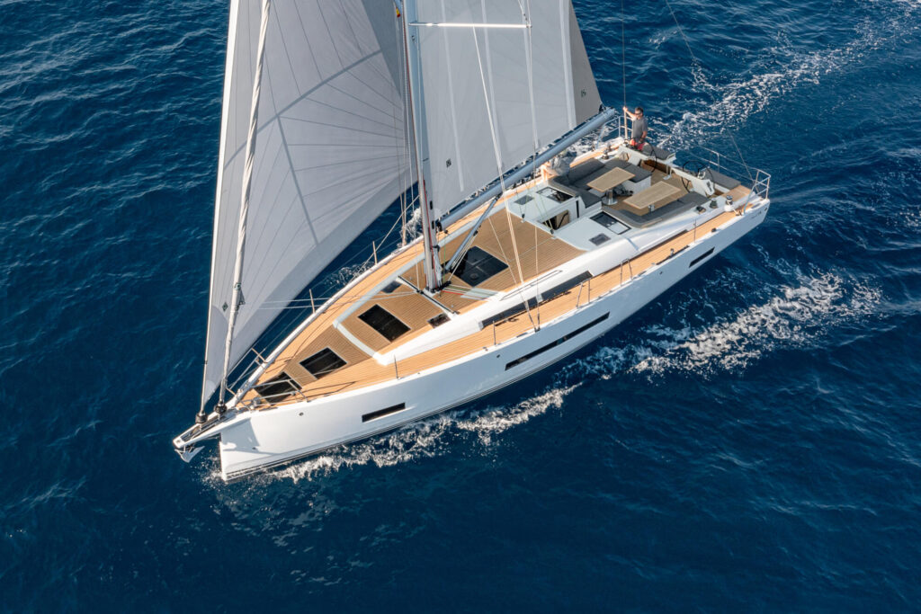 Gedetailleerde foto van een zeilende Hanse 460.