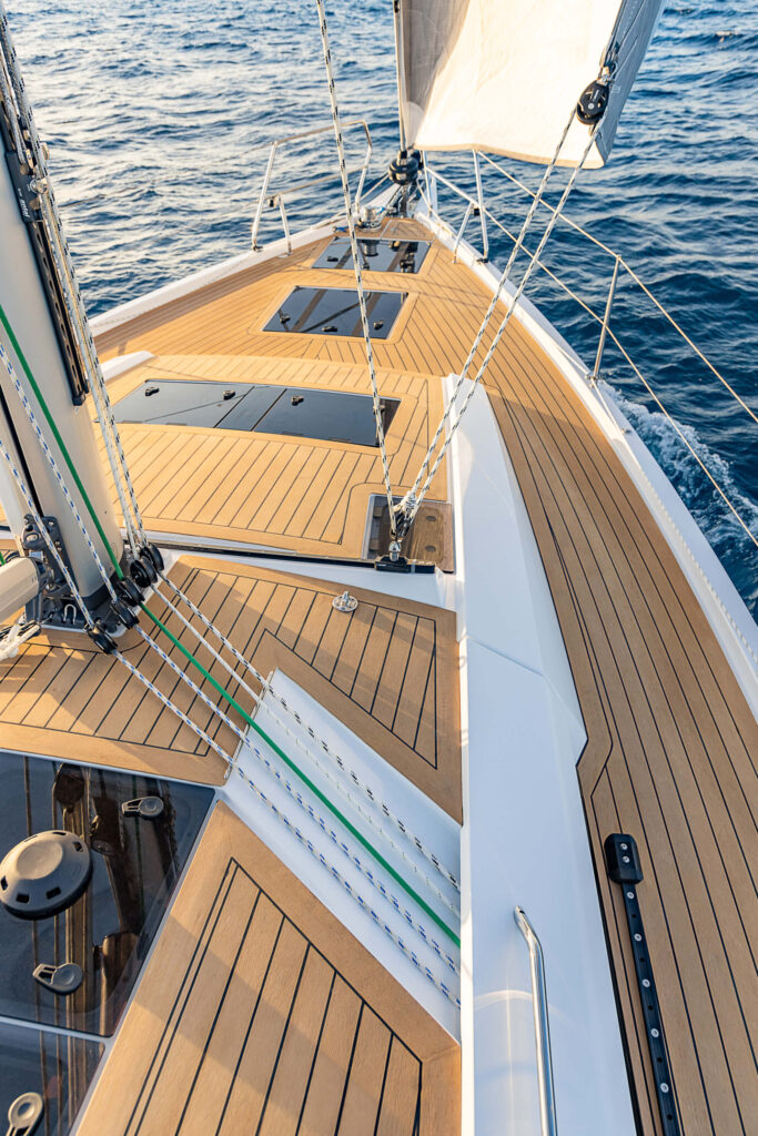 Gedetailleerde foto van het dek van de Hanse 460 met de focus op de onderdekse lijnen.